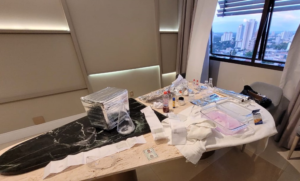 Polícia Civil flagra laboratório de falsificação de dinheiro em hotel e prende quatro suspeitos por estelionato